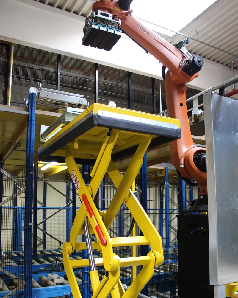 Palettierroboter an einem Hubtisch